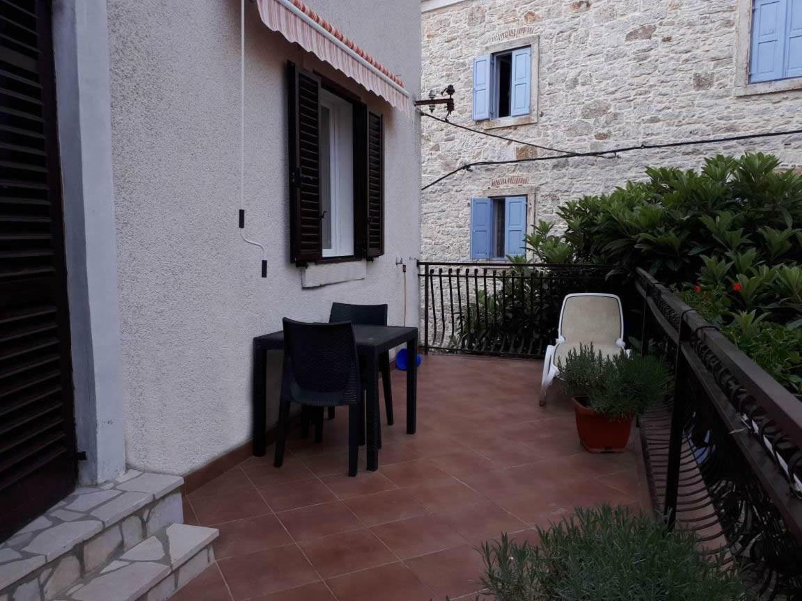 באלה Guest House Robert I Mirna מראה חיצוני תמונה