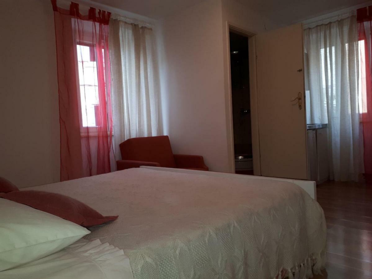באלה Guest House Robert I Mirna מראה חיצוני תמונה