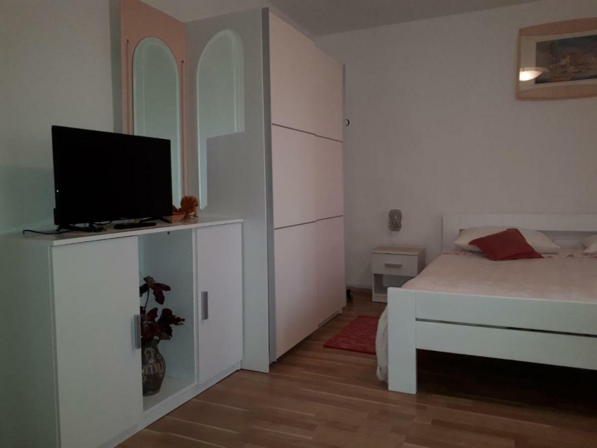 באלה Guest House Robert I Mirna מראה חיצוני תמונה