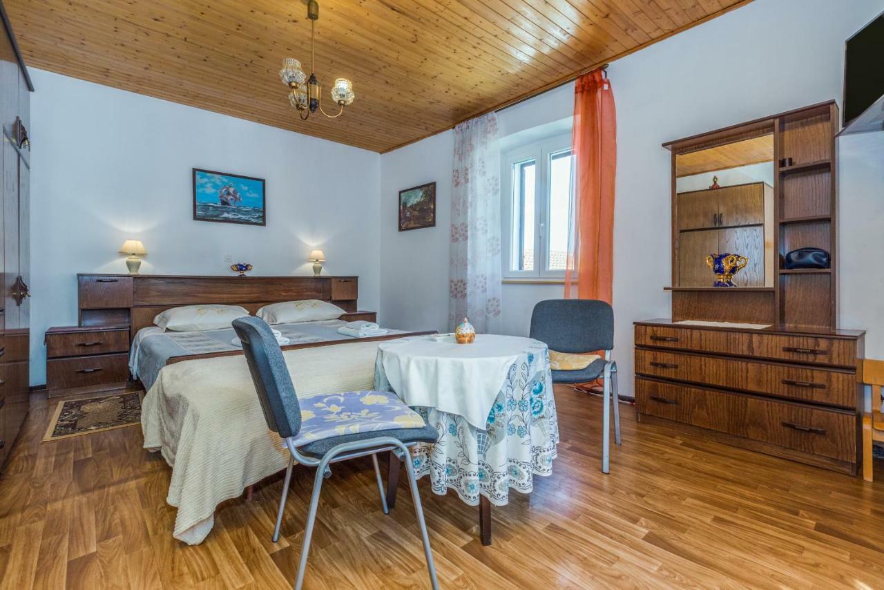 באלה Guest House Robert I Mirna מראה חיצוני תמונה