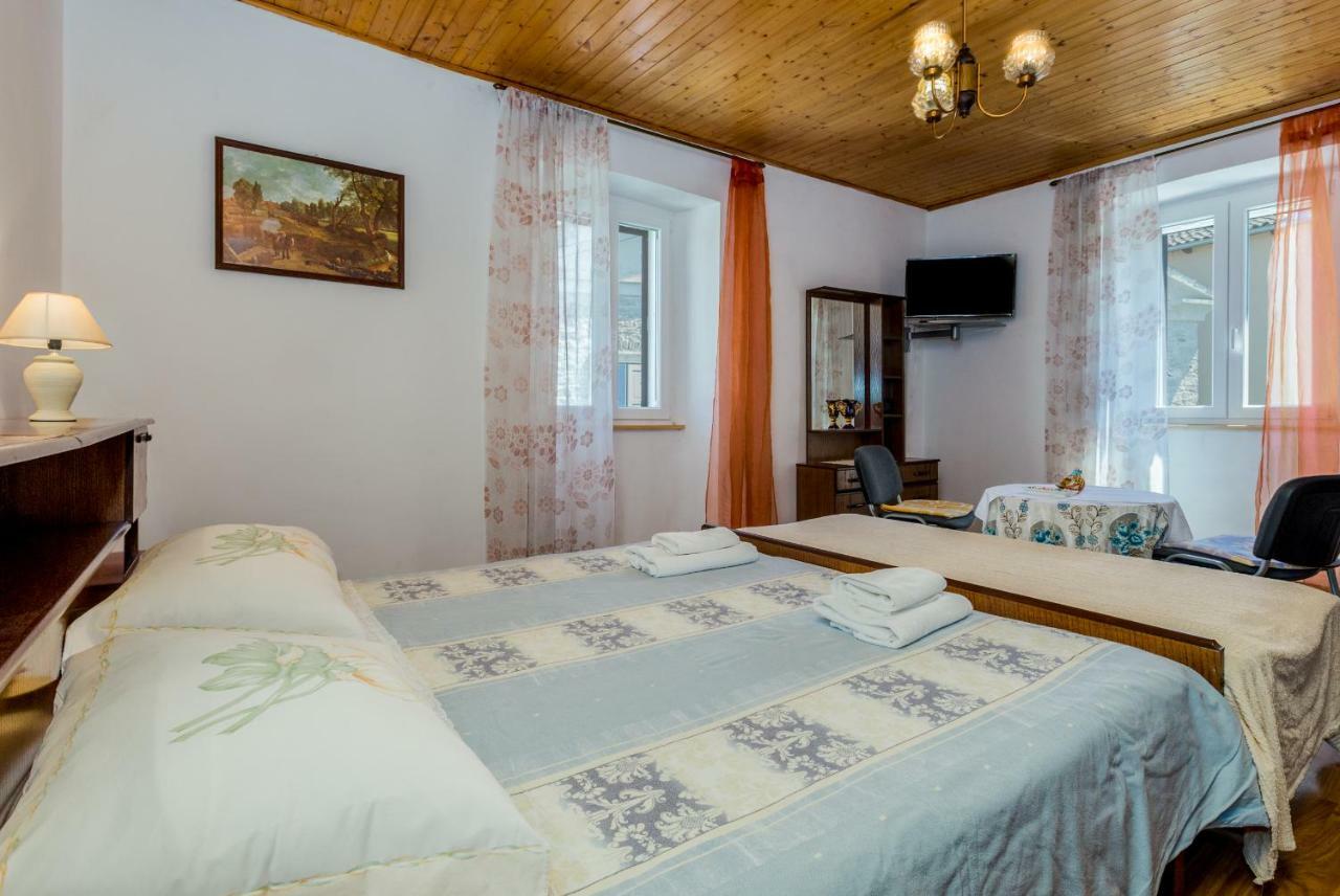 באלה Guest House Robert I Mirna מראה חיצוני תמונה